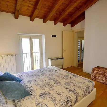 Lägenhet Sleeps 5 Air Con Salò