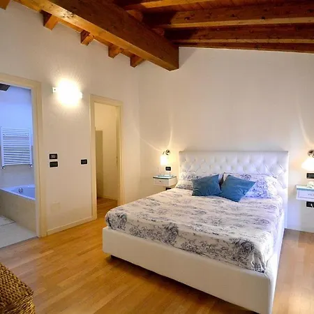 Lägenhet Sleeps 5 Air Con Salò