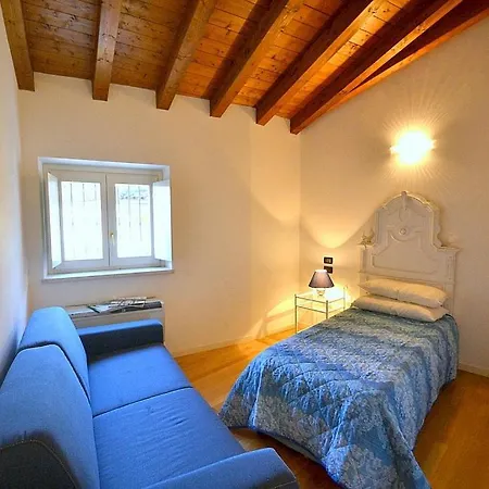 Sleeps 5 Air Con Lägenhet Salò